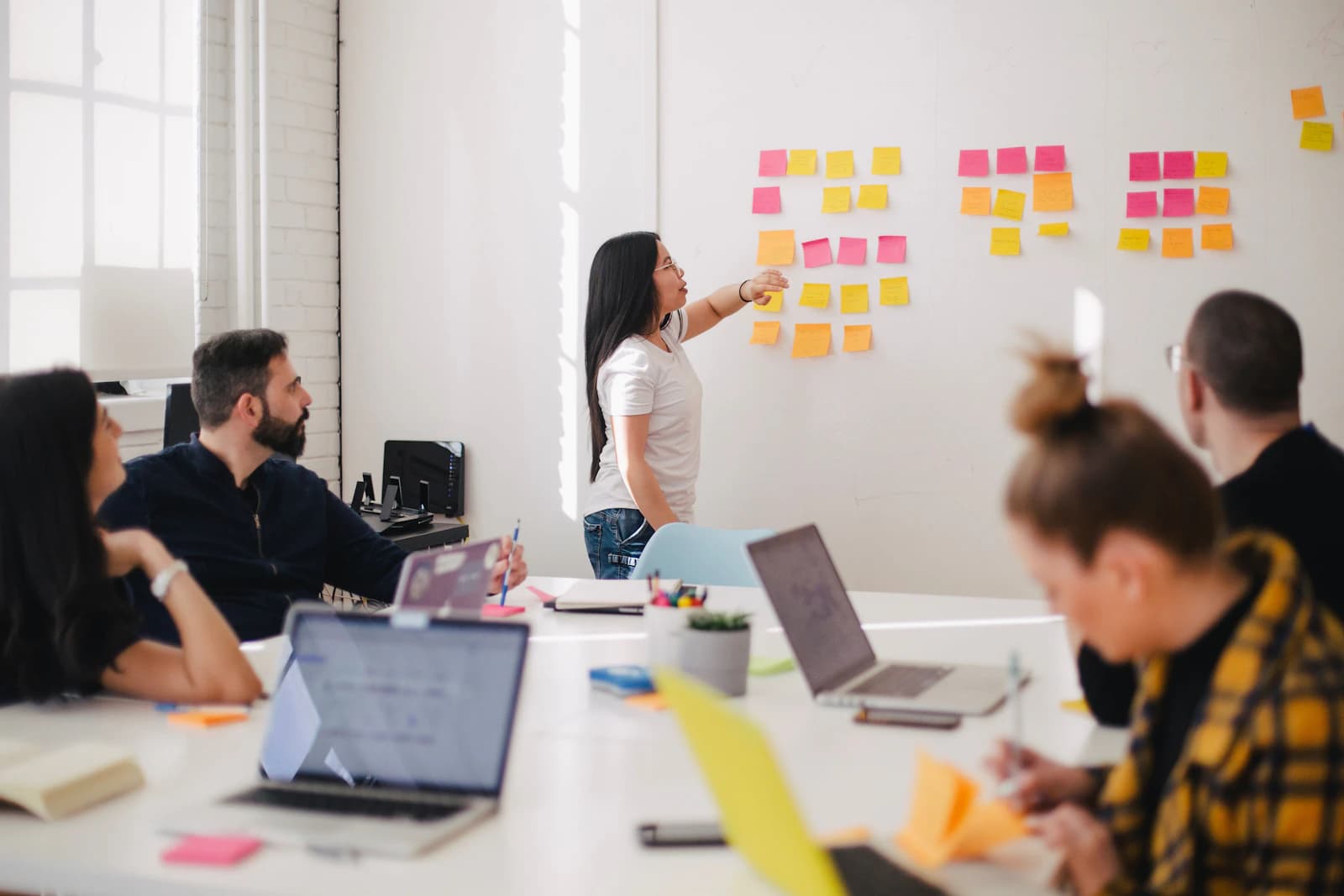 Nhóm dự án lập kế hoạch tiến độ thiết kế website