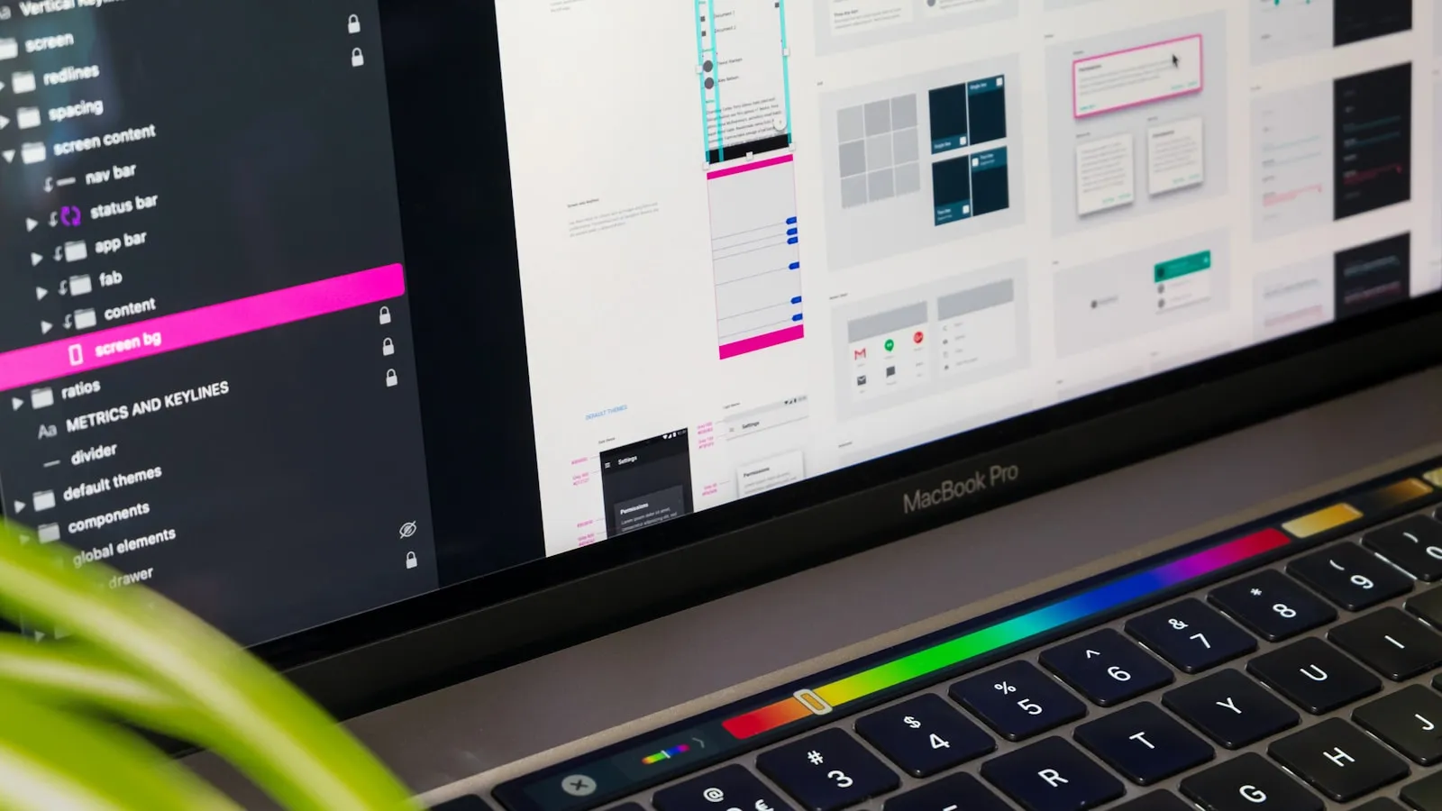 Doanh nghiệp du lịch quản lý website riêng trên laptop