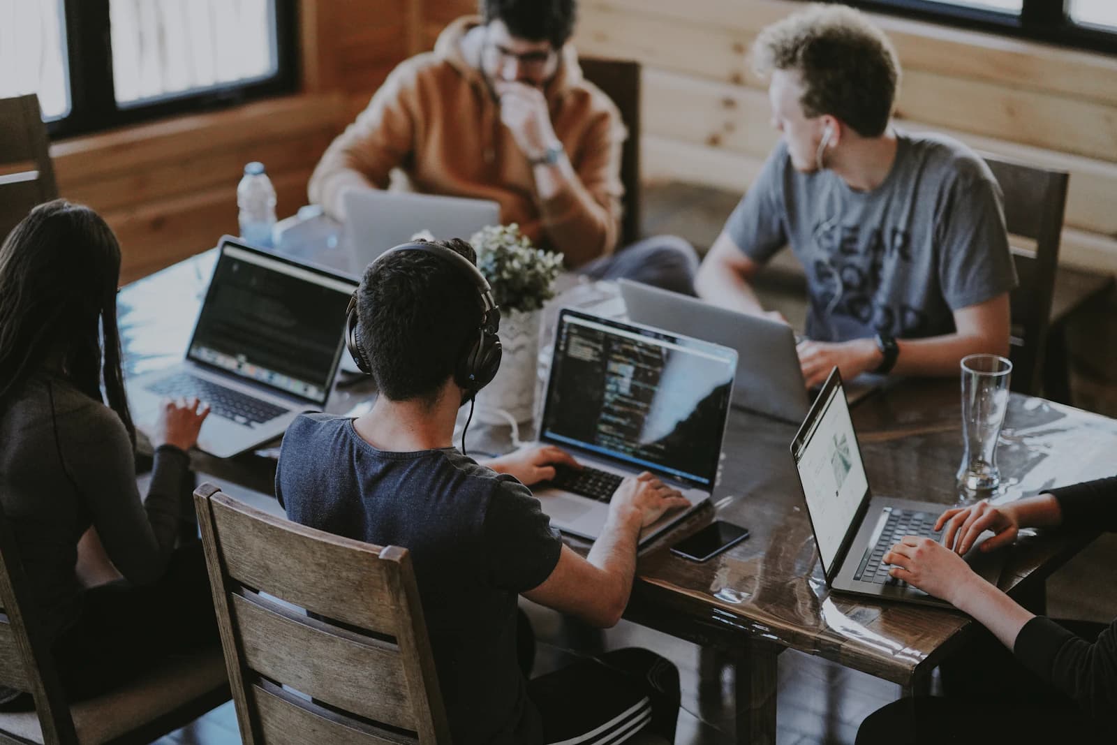 Đội ngũ triển khai quy trình phát triển website doanh nghiệp