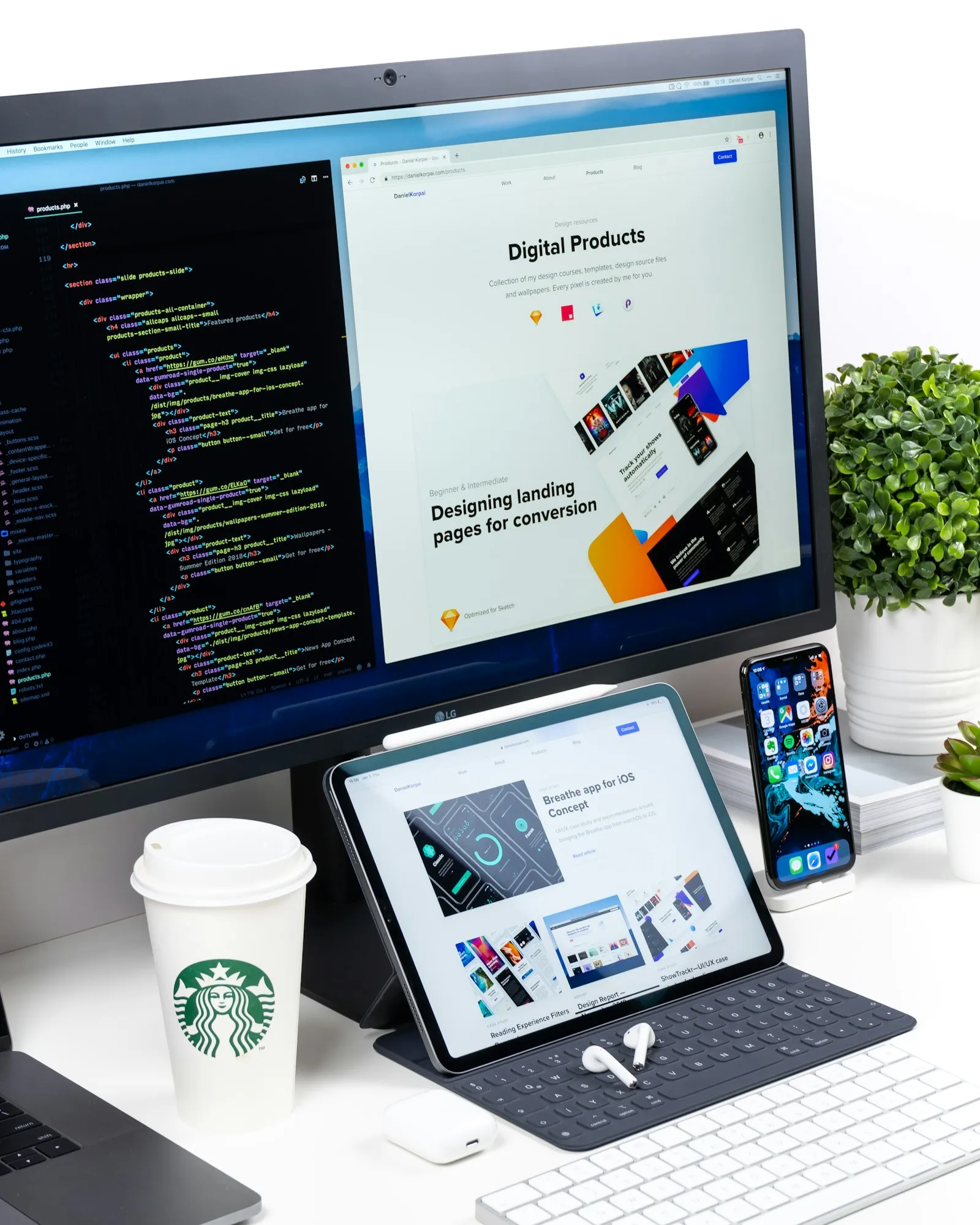 Lập trình viên bảo trì website doanh nghiệp trên màn hình code