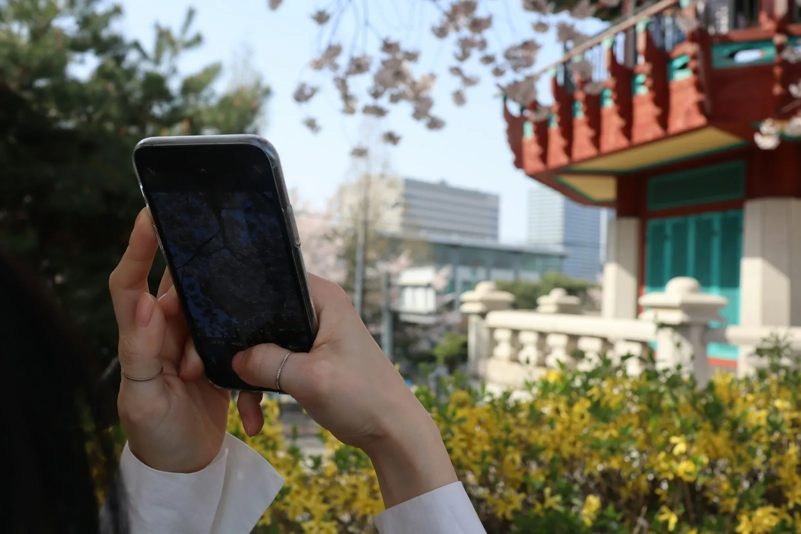 Khách Hàn Quốc tìm dịch vụ trên Naver bằng điện thoại