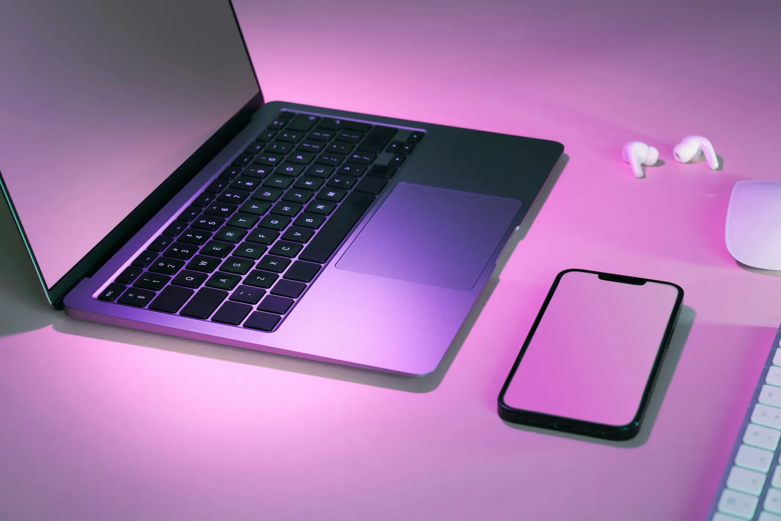 Không gian làm việc hiện đại với MacBook thiết kế website, minh họa quy trình triển khai dự án
