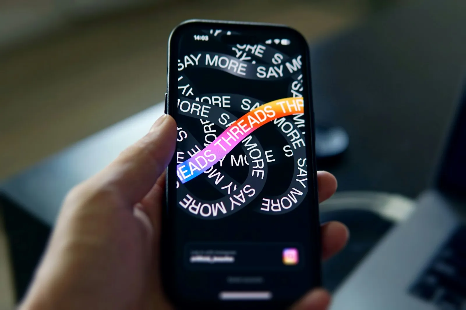 So sánh Threads Instagram Facebook trên điện thoại — doanh nghiệp nên chọn kênh nào