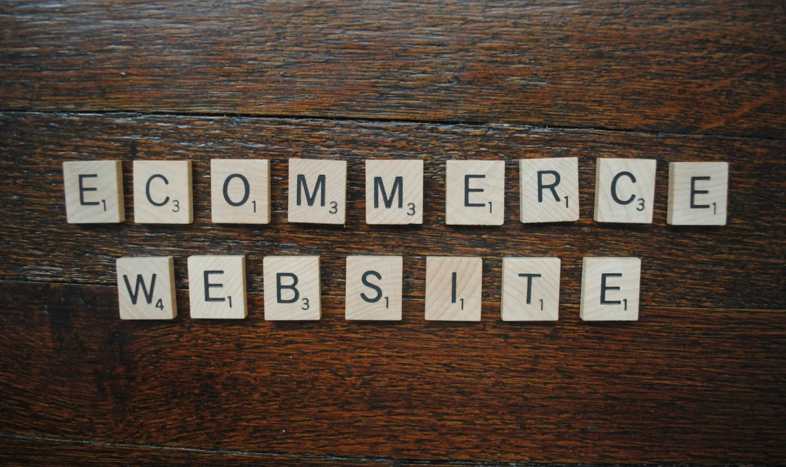 Chữ WEBSITE DESIGN ghép từ khối chữ cái, minh họa lựa chọn đơn vị thiết kế website tại Hội An