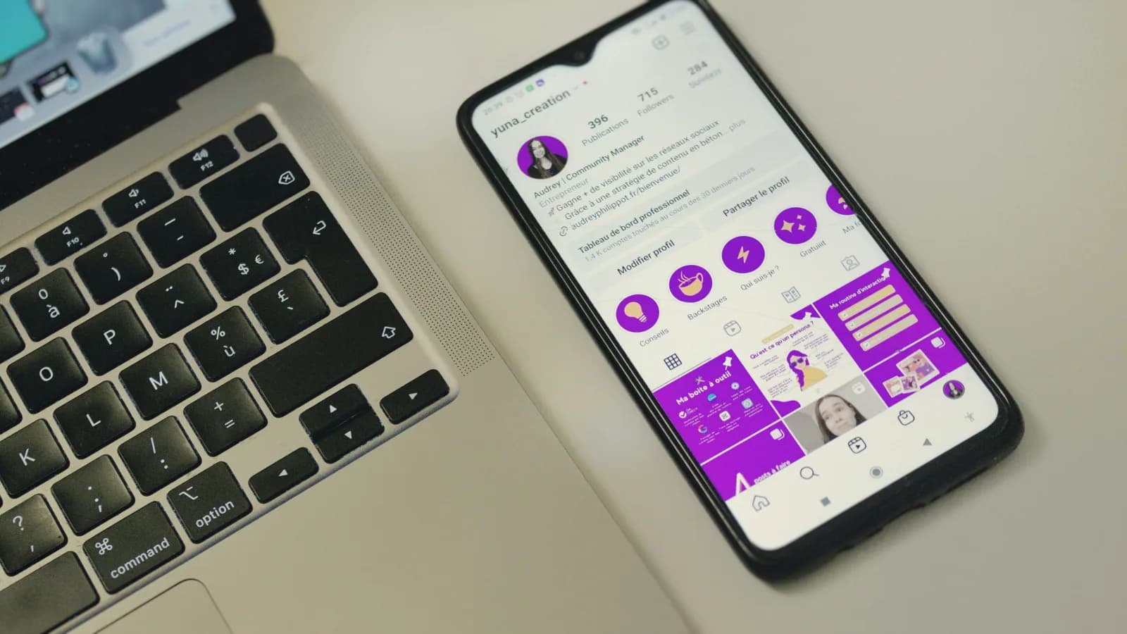 Thiết kế website khách sạn Đà Nẵng hiển thị trên máy tính